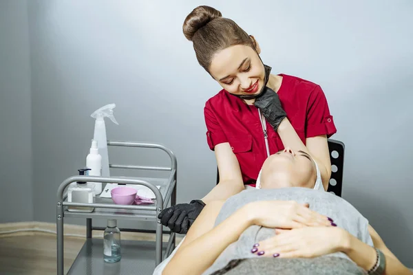 Aziatische vrouw schoonheidsspecialiste raadplegen van de patiënt voor een schoonheidsbehandeling in Spa salon — Stockfoto