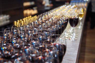 Gözlük ile serin bir lezzetli kırmızı şarap Bar