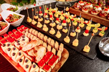 Tatlılar ile açık büfe. Tatlı tablo ziyafetler, düğünler, partiler için.