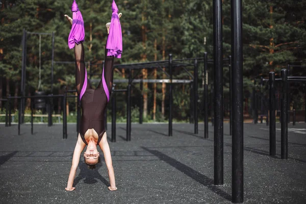 Ung kvinna gör stretching utomhus. Fitness, stretch, balans, motion och hälsosam livsstil människor. — Stockfoto