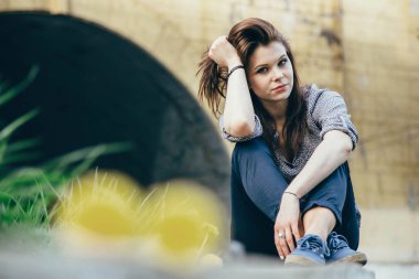 güzel genç üzücü genç kız merdivende oturup açık havada portresi