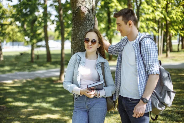 Mooie studenten. Paar mooie studenten rusten na school. — Stockfoto