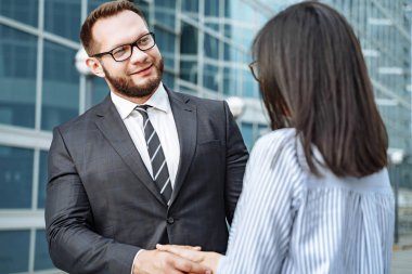 Başarılı bir iş adamı. Modern iş hayatı. El sıkışma iş ortakları.