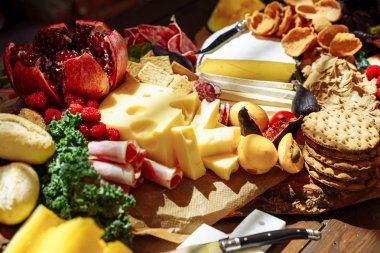 Aperatifler, peynir, jamon, taze meyve ve çilek lezzetli ürün yelpazesine.