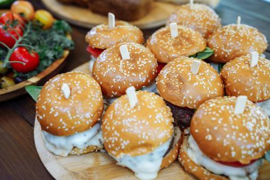 Lezzetli hamburger ahşap masanın üzerine bir sürü