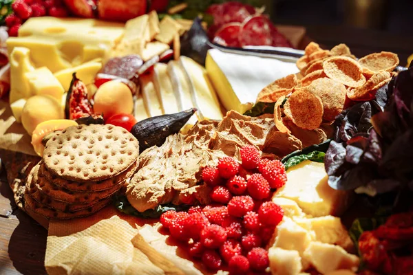 Aperatifler, peynir, jamon, taze meyve ve çilek lezzetli ürün yelpazesine.