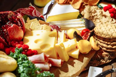 Aperatifler, peynir, jamon, taze meyve ve çilek lezzetli ürün yelpazesine.