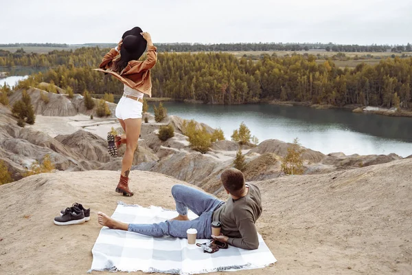 Coppia felice godendo di un picnic insieme. Viaggio, stile di vita e concetto di persone . — Foto Stock