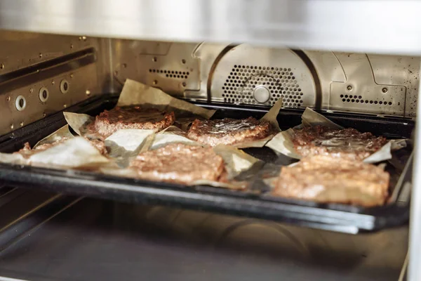 Skivor saftigt nötkött bakat i ugnen — Stockfoto