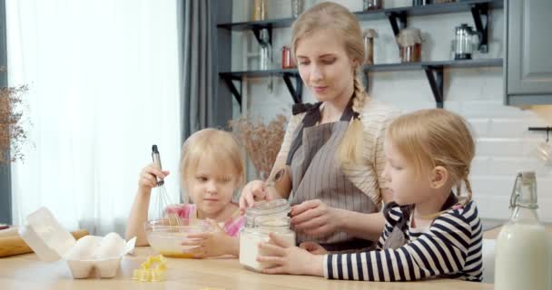 Glückliche Familie Junge Mutter Und Zwei Kleine Töchter Machen Teig — Stockvideo