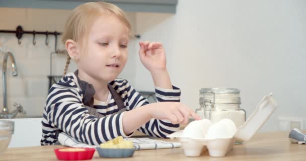 Χαριτωμένο Κοριτσάκι Μετρώντας Τον Αριθμό Των Αυγών Στη Συσκευασία Ενώ — Αρχείο Βίντεο