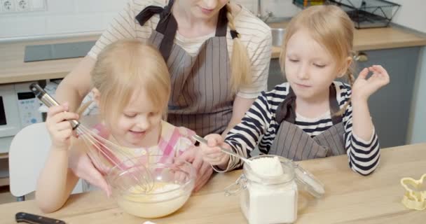 Gelukkig Gezin Jonge Moeder Twee Kleine Dochters Maken Deeg Voor — Stockvideo