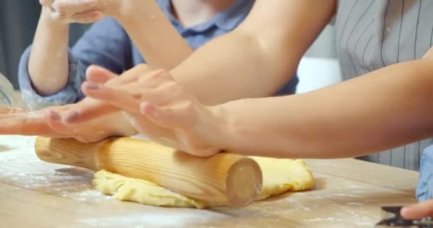 Närbild Kvinnliga Händer Rullande Deg För Kakor Köket Lycklig Familj — Stockvideo