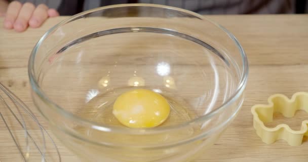 Närbild Färska Ägg Skål För Att Göra Kakor Eller Pannkakor — Stockvideo