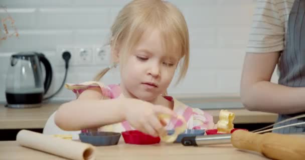 Retrato Una Linda Niña Jugando Con Cortadores Galletas Mientras Cocina — Vídeos de Stock