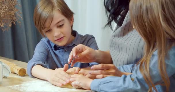 Glückliche Familie Bereitet Teig Für Plätzchen Vor Zwei Süße Kinder — Stockvideo