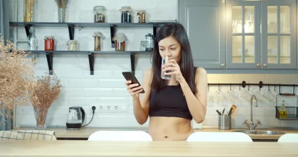 Retrato Uma Jovem Mulher Bebendo Água Assistindo Feed Notícias Redes — Vídeo de Stock