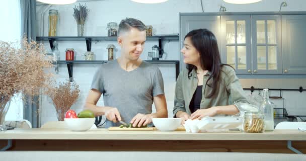 Feliz Pareja Casada Disfrutando Cocinar Ensalada Fresca Saludable Rebanando Verduras — Vídeo de stock