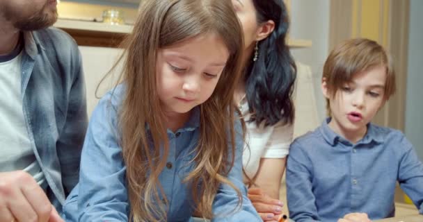 Sevimli Çocuk Kardeş Renkli Kalemler Kalemlerle Resim Çizerken Ebeveynler Evdeki — Stok video