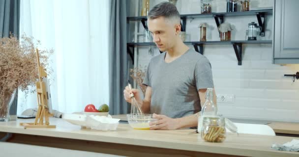 Genç Yakışıklı Adam Mutfakta Bahşiş Olarak Tablet Kullanarak Krep Kurabiye — Stok video