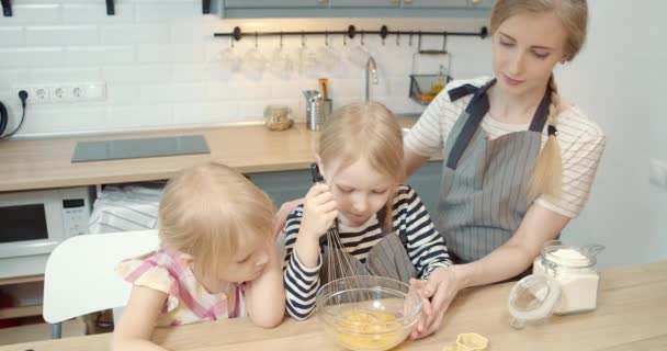 Glückliche Familie Junge Mutter Und Zwei Kleine Töchter Machen Teig — Stockvideo