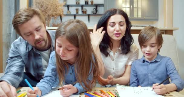 Szczęśliwa Kreatywna Rodzina Dwójką Uroczych Dzieci Rysunek Kolorowych Ołówków Markerów — Wideo stockowe