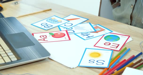 テーブルの上に文字や図面とマルチカラーカードのクローズアップ アルファベットや英語を学ぶ オンライン教育 — ストック動画