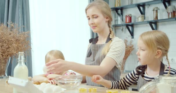 Счастливая Семья Молодая Мать Две Маленькие Дочери Делают Тесто Блинов — стоковое видео