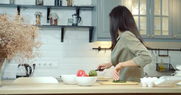 Rušná Mladá Žena Připravuje Snídani Mluví Mobilním Telefonu Kuchyni Multitasking — Stock video