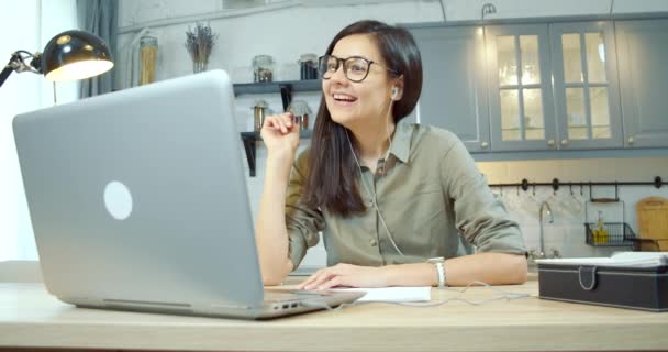 Retrato Mujer Joven Feliz Teniendo Video Chat Haciendo Llamadas Línea — Vídeo de stock