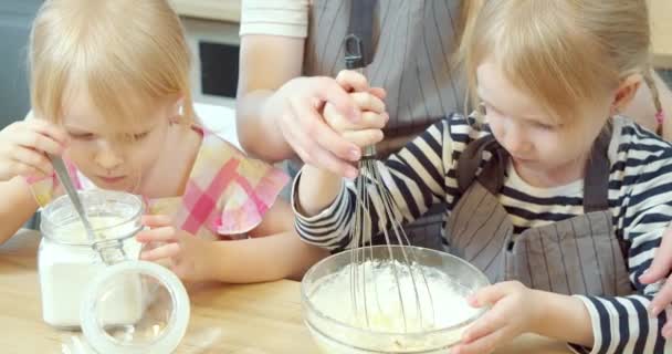 Gelukkige Familie Moeder Twee Dochters Maken Deeg Klaar Voor Koekjes — Stockvideo