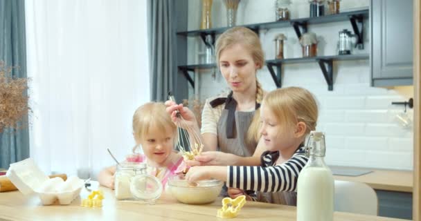 Feliz Familia Joven Madre Dos Hijas Pequeñas Cocinando Galletas Caseras — Vídeos de Stock