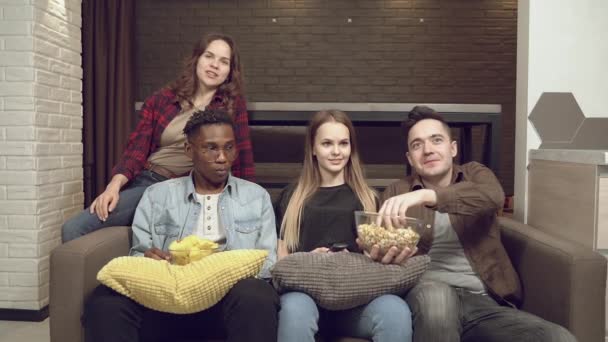 Grupp Glada Multietniska Vänner Äta Popcorn Och Titta Komedi Film — Stockvideo