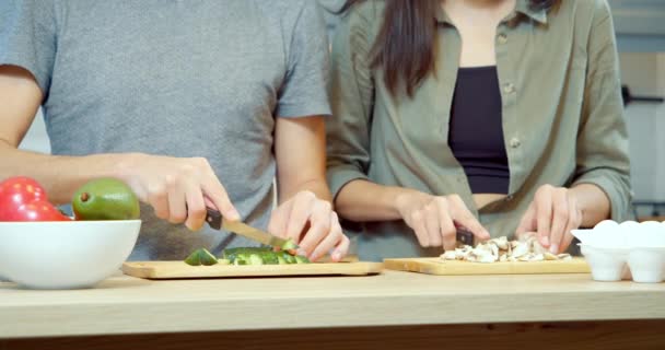 Close Jovem Casal Irreconhecível Homem Mulher Cortando Legumes Cogumelos Enquanto — Vídeo de Stock