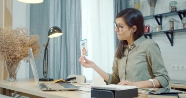 Genç bayan öğretmen alfabeyle resim gösteriyor, harfleri ve kelimeleri öğreniyor, evde dizüstü bilgisayar kullanarak bir çocuk ya da çocuklarla internetten çalışıyor. Anaokulu Çevrimiçi Eğitim Konsepti.