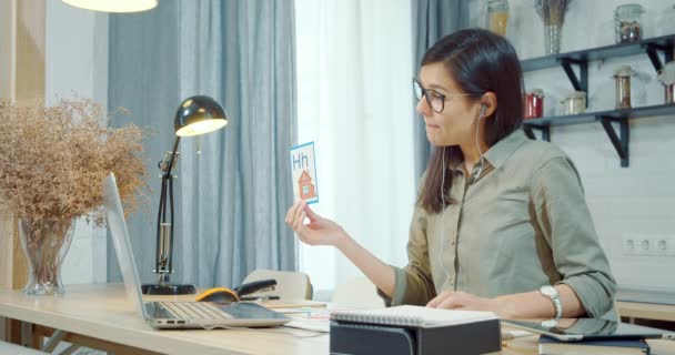 Jonge Vrouw Leraar Toont Foto Met Het Alfabet Het Leren — Stockvideo