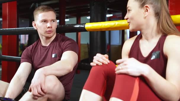 Jóvenes Forma Tomando Descanso Gimnasio — Vídeo de stock