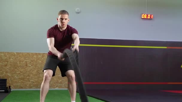 Hombre Haciendo Ejercicios Con Cuerdas Durante Entrenamiento Crossfit Gimnasio — Vídeo de stock