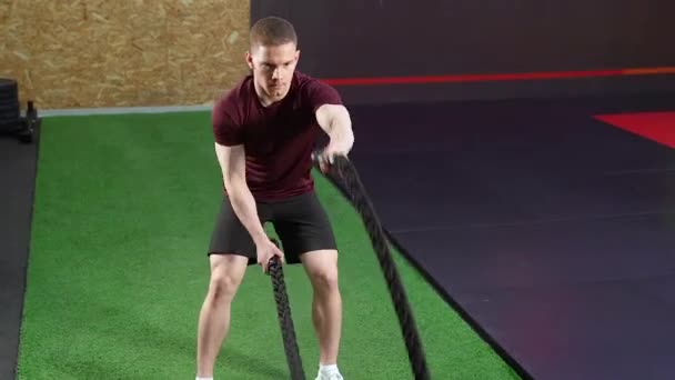 Homme Faisant Des Exercices Avec Des Cordes Pendant Entraînement Crossfit — Video
