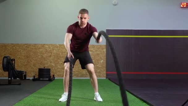 ジムでのクロスフィットトレーニング中にロープで演習を行う男 — ストック動画