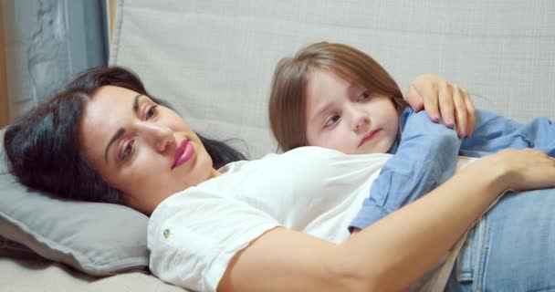 Fürsorgliche Mutter Umarmt Und Streichelt Ihre Kleine Tochter Die Hause — Stockvideo