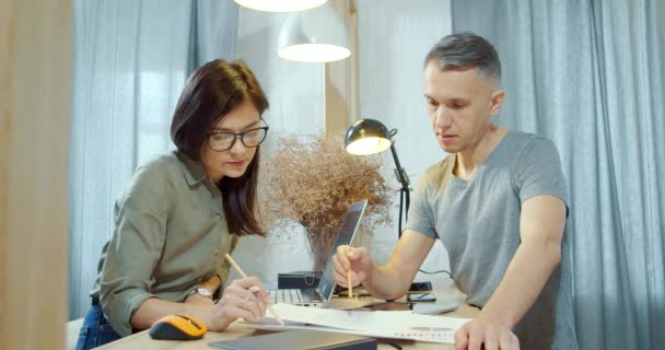Fiatal Kreatív Csapat Dolgozik Egy Modern Irodában Üzletemberek Csoportja Akik — Stock videók