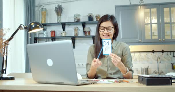 Profesora Joven Mostrando Imágenes Con Alfabeto Aprendiendo Letras Palabras Estudiando — Vídeos de Stock