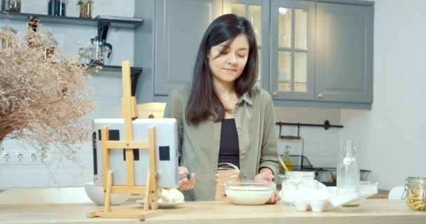 Giovane Donna Attraente Preparare Pasta Frittelle Biscotti Utilizzando Una Tavoletta — Video Stock