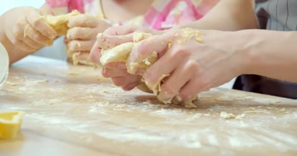 Primer Plano Las Manos Femeninas Amasando Masa Cocina Niño Ayudando — Vídeo de stock