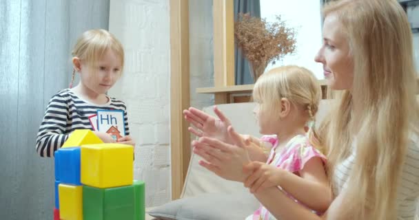 Cute Girl Pokazując Karty Liter Zdjęć Młodszej Siostry Mamy Uczę — Wideo stockowe