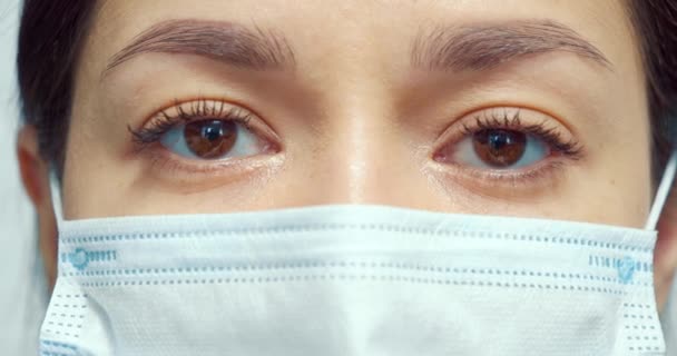 Gros Plan Yeux Tristes Jeune Femme Dans Masque Médical Clignotant — Video