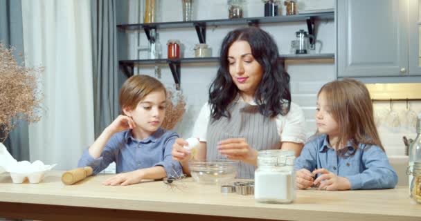 Glückliche Familie Bereitet Teig Für Plätzchen Vor Zwei Süße Kinder — Stockvideo