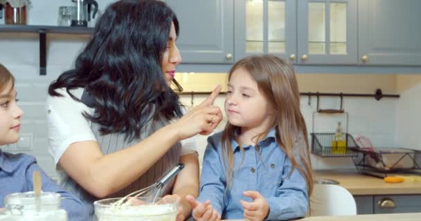 Bonne Mère Famille Deux Enfants Amusent Tout Préparant Des Biscuits — Video