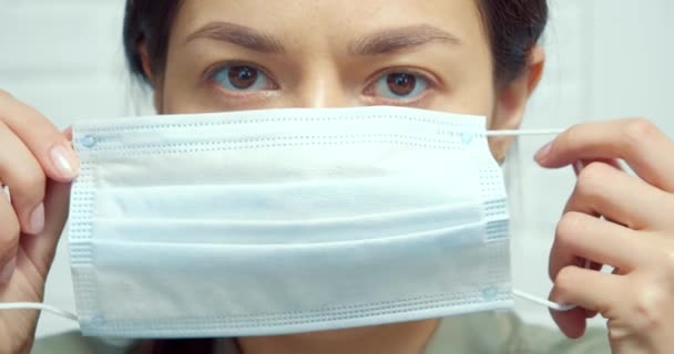 Close Retrato Uma Jovem Mulher Vestindo Uma Máscara Cirúrgica Protetora — Vídeo de Stock